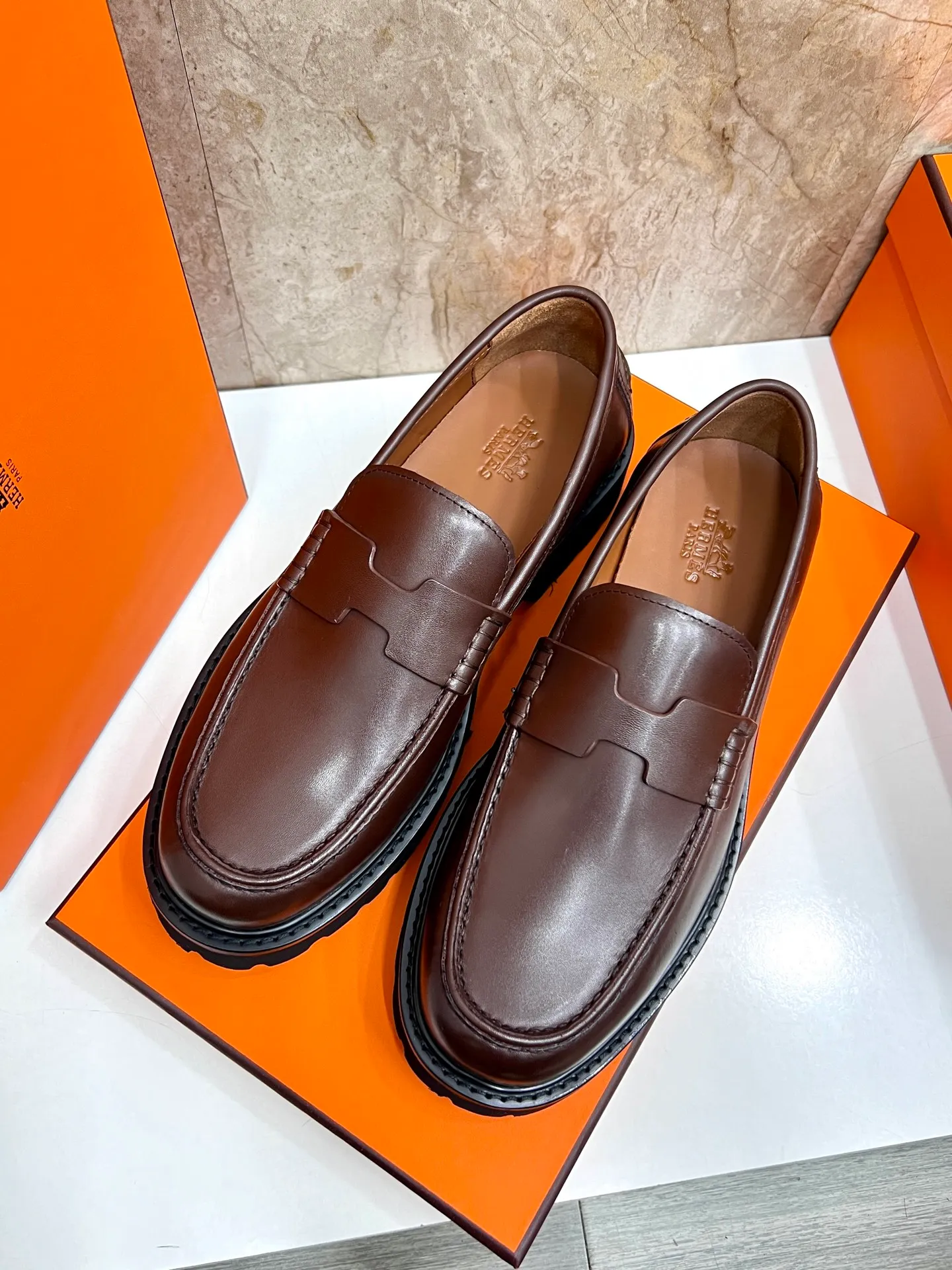 Original order quality P840 Brand: Hermès Standard code: Men's code: 39.40.41.42.43.44. (38.45 custom-made Grade: Same as the official website Original order quality Material: Original cowhide Original breathable cowhide lining Original outsole Style category: Men's fashionable casual leather shoes Color: Actual picture